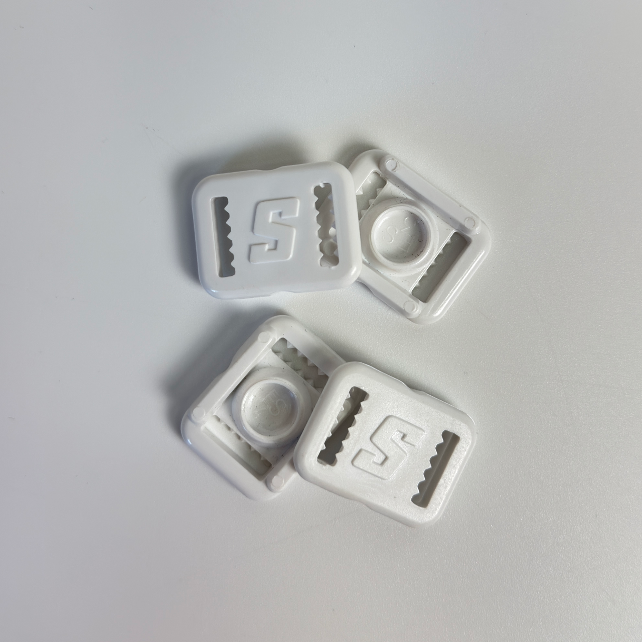 Schutt Plastic Buckle White - Set of 4